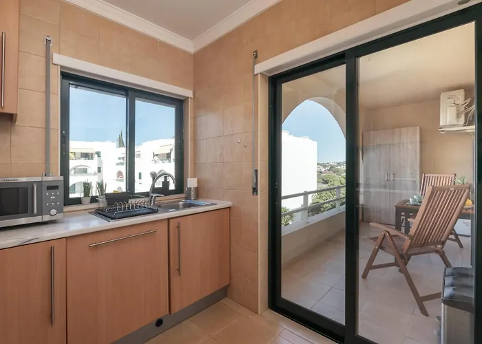 아파트 Homes Near Ocean & Lush Nature 500 M Away From The Ocean